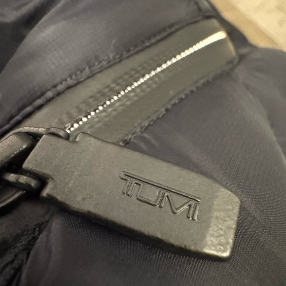 TUMI Men's Navy Quilted Lightweight Puffer Jacket - Size X-Large - 1527501041 - Picture 9 of 16